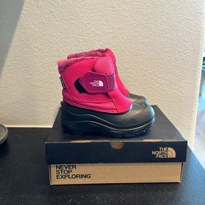 NWT toddler North Face Alpenglow II boots